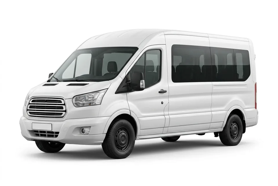 Weißer Minibus vor weißem Studiohintergrund