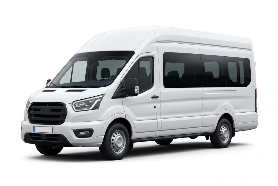 Weißer Minibus mit Hochdach vor weißem Studiohintergrund