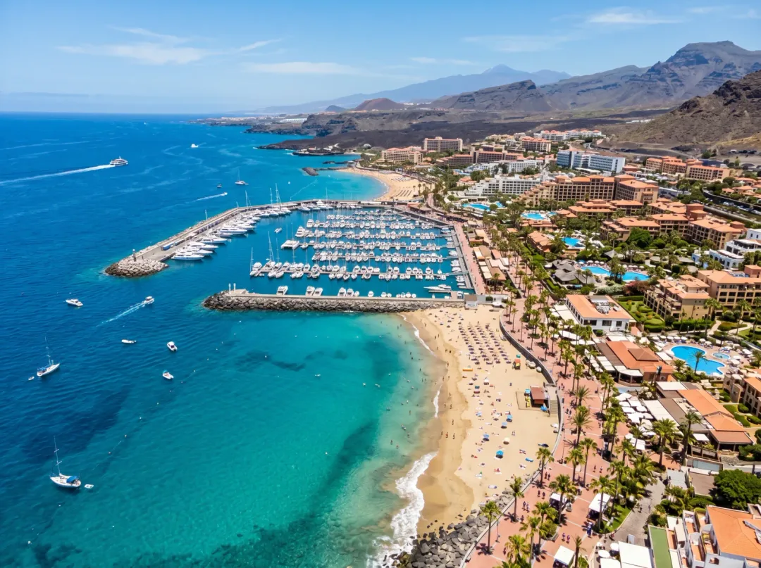 Coasta de la Costa Adeje văzută din aer: portul de agrement, plaja și Atlanticul