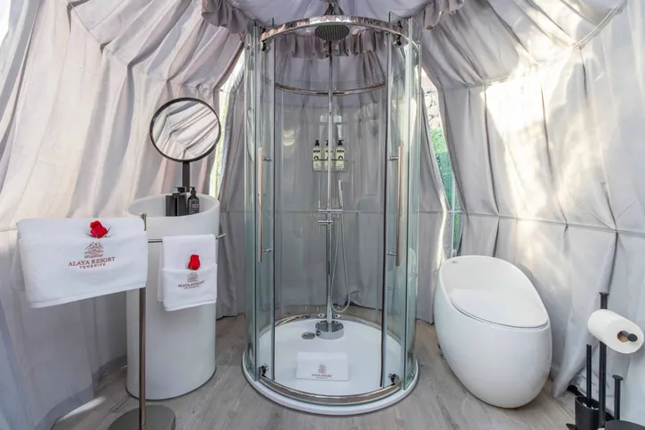 Bubble Room Tenerife, nakvynė
