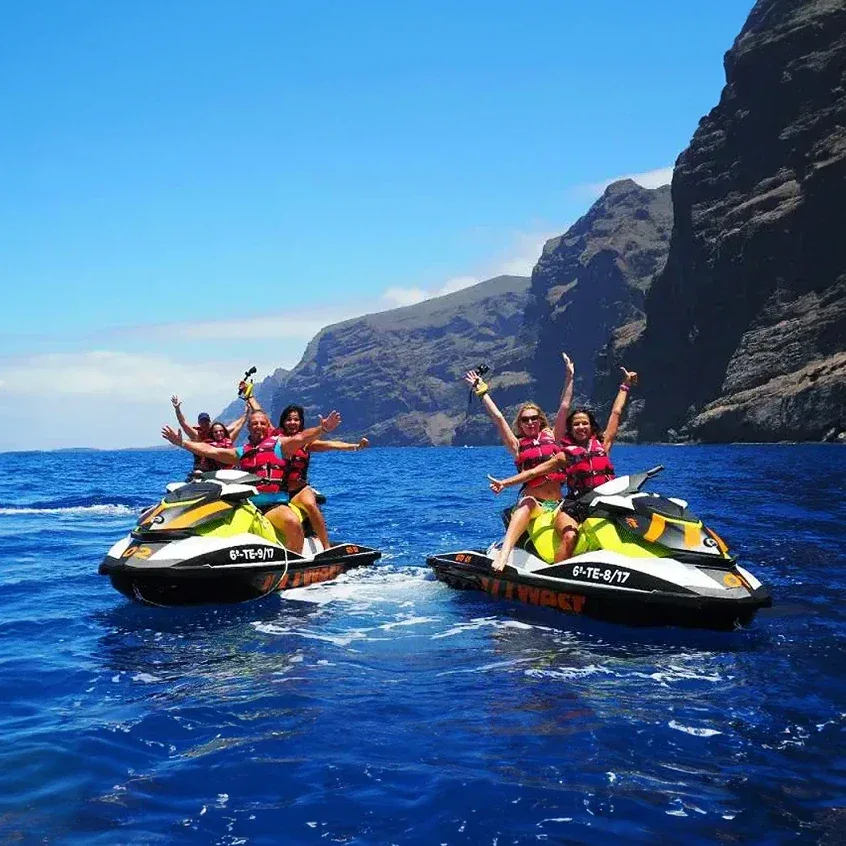 Sports aquatiques à Tenerife : ce qui est disponible et ce que chaque activité implique vraiment