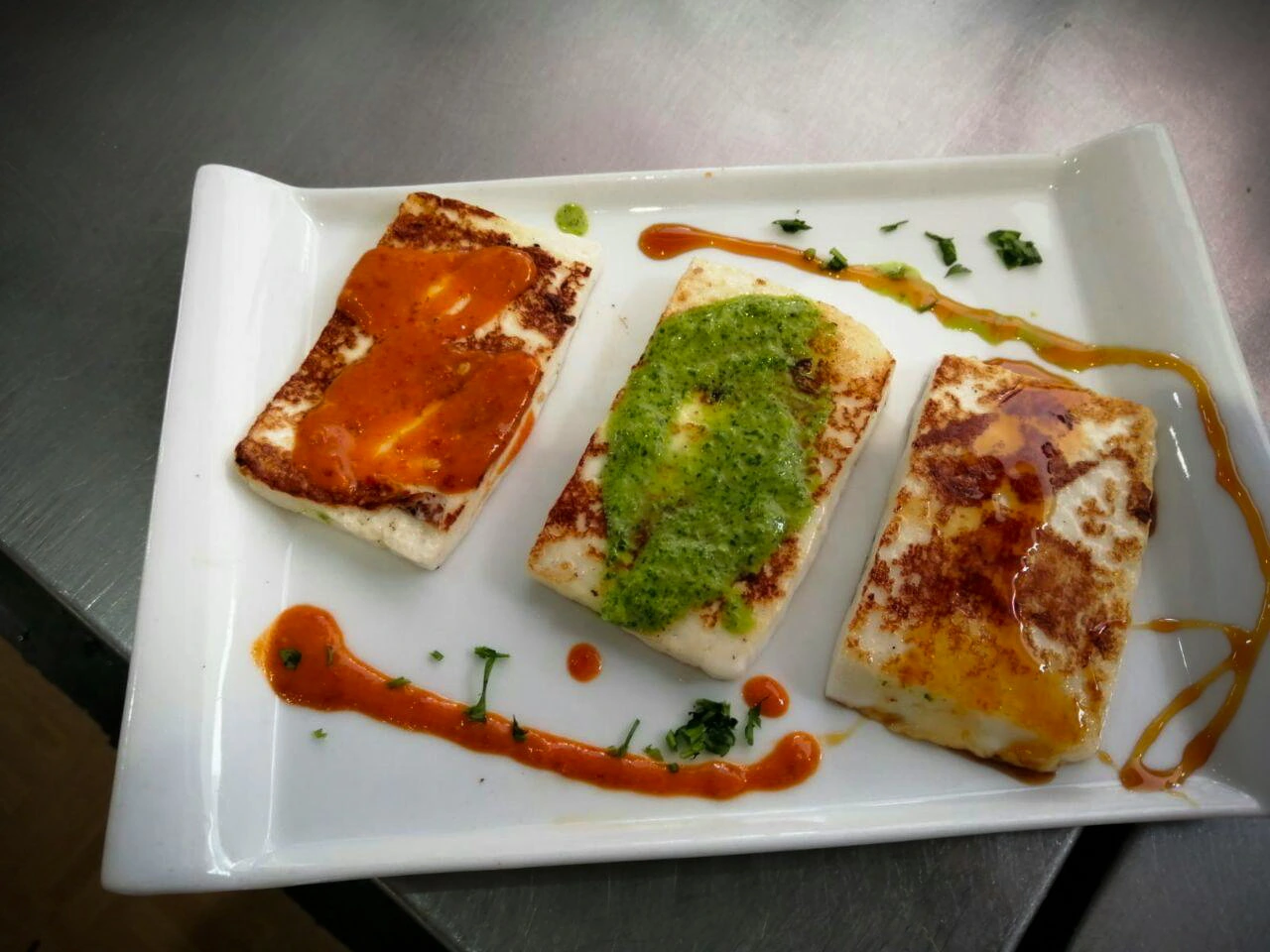 Kanári konyha: 20 tipikus étel, amit meg kell kóstolnia Tenerifén Queso asado con mojo Kanáriai grillezett sajt