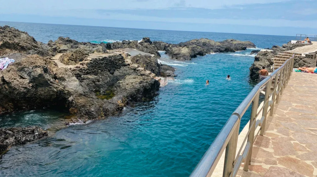 Garachico looduslikud basseinid: ujumine Tenerife vulkaanilise laava basseinides Ujumine Garachico looduslikes laava basseinides