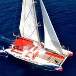 Witte catamaran op Tenerife